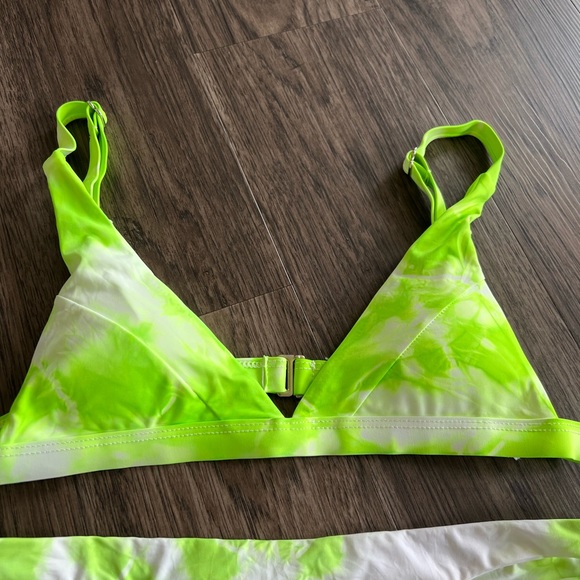 Bikini - Picture 3 of 5